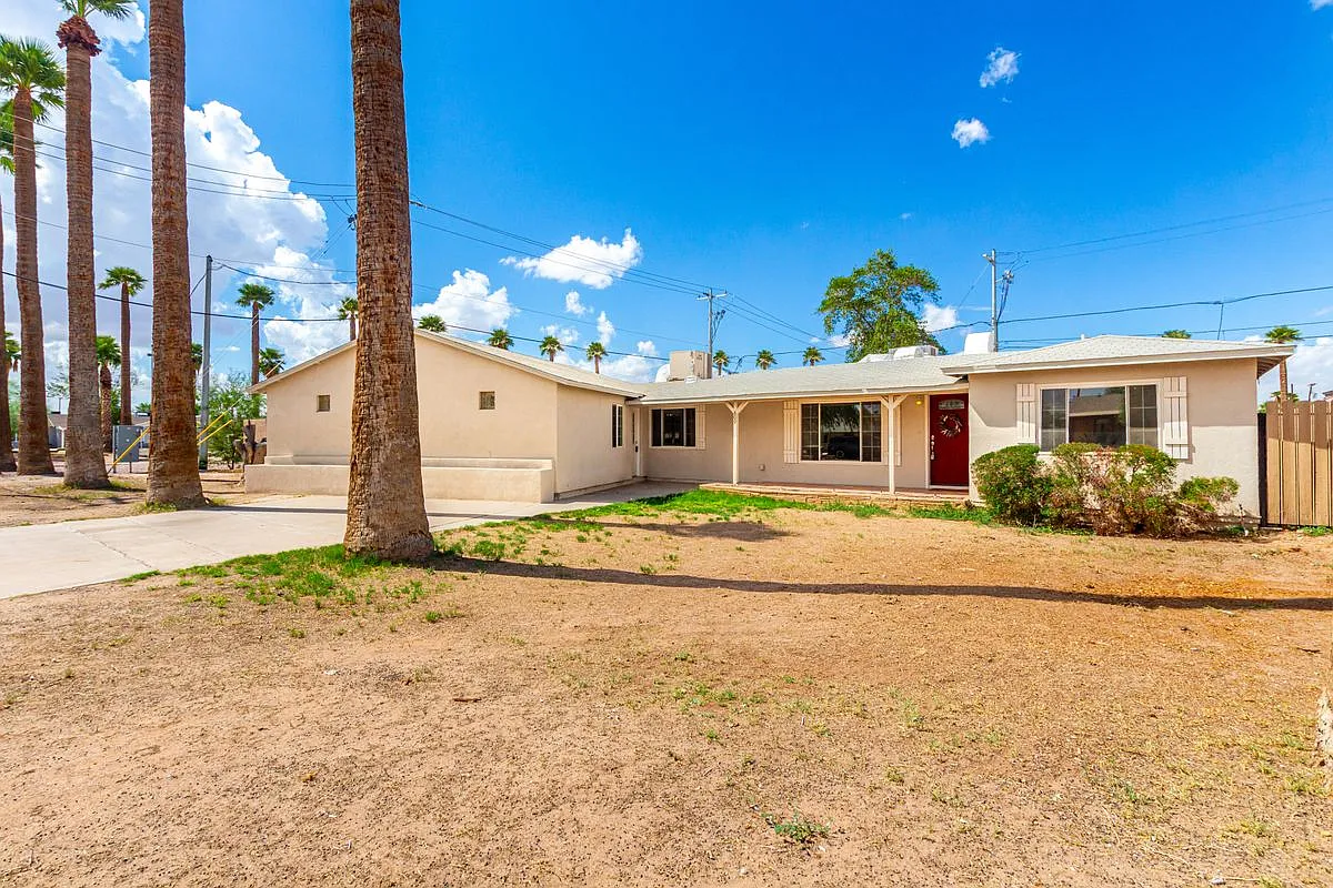 4 bed, 2.0 bath, 2419 sqft, $1,975 — Photo 3