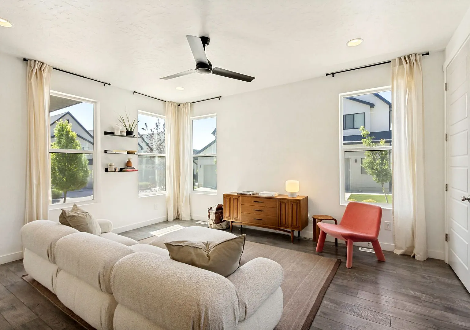 Beautiful Fully Finished Home in Holbrook Farms — Photo 2