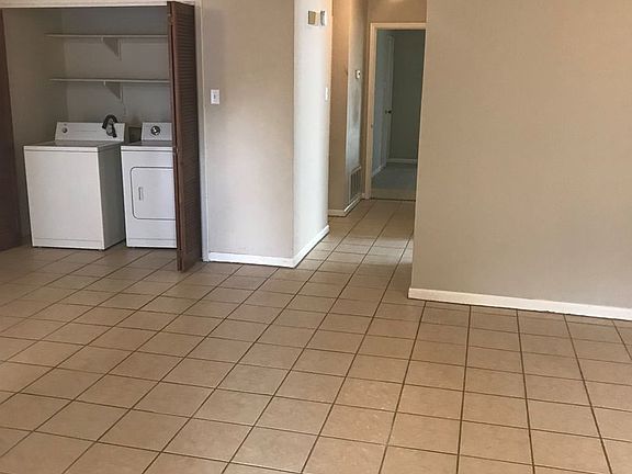 3rd image of 404-406 E Brentwood Dr #404