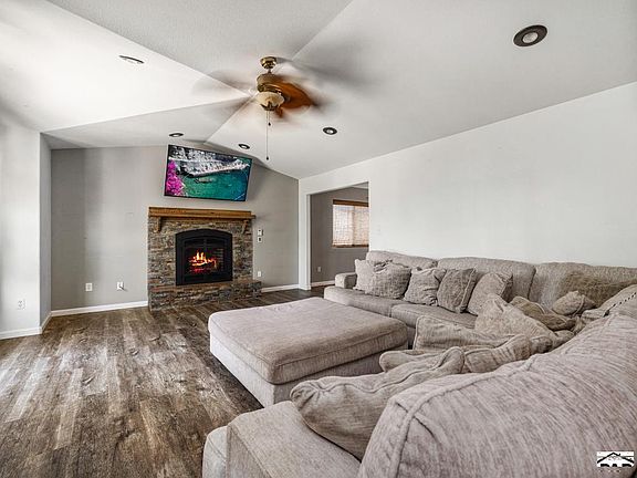 4th image of 411 S Oak Creek Dr