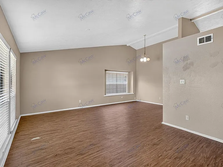521 Weaver St — Photo 2