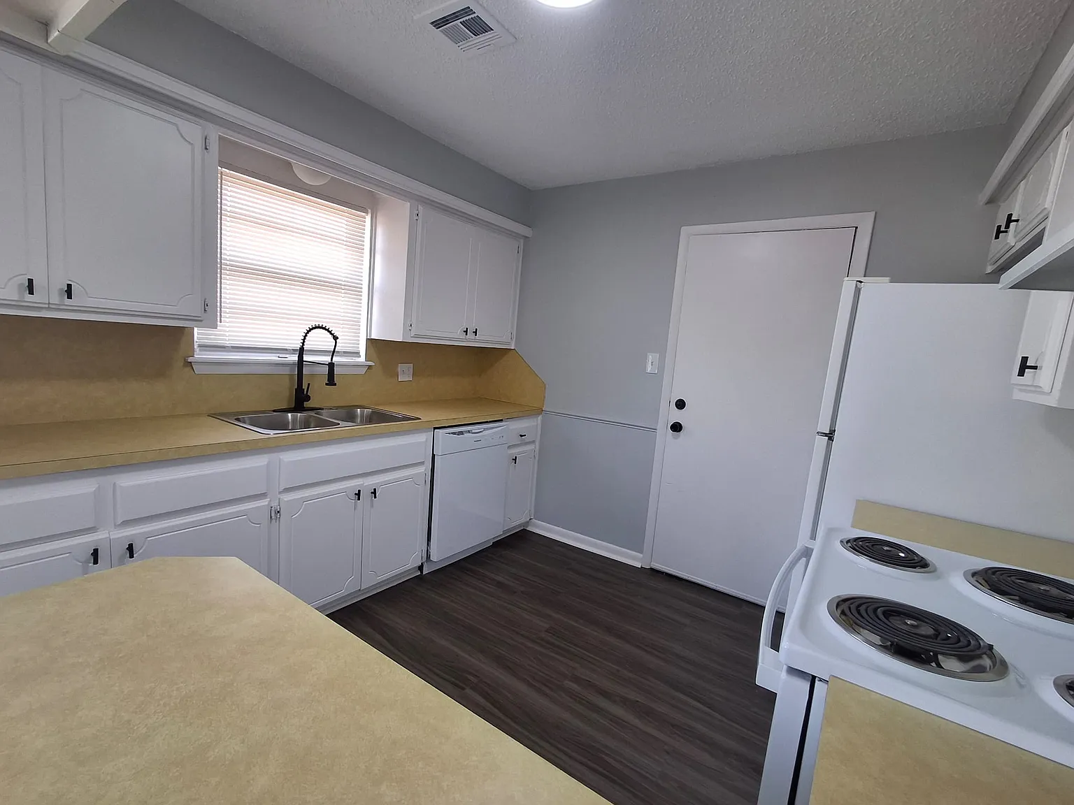 4 bed, 2.5 bath, 1350 sqft, $1,395 — Photo 4