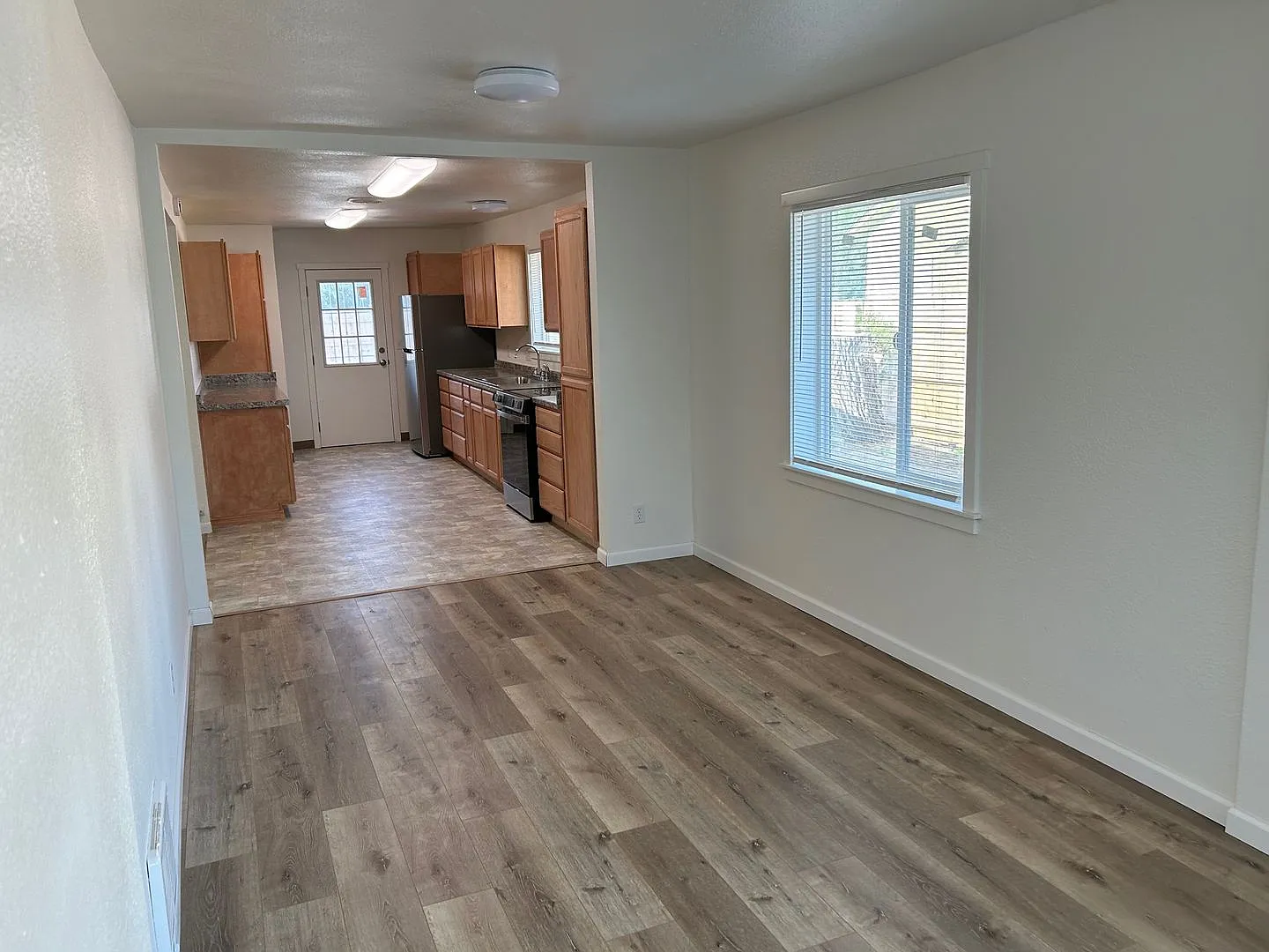 $300 Off First Month's Rent! Completely Remodeled Home With Bonus Room In Klamath Falls — Photo 4