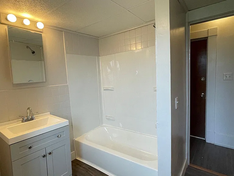 801 Livingston Ave #1 — Photo 3