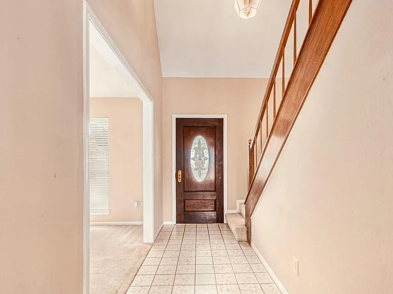 15014 Hollydale Dr — Photo 4
