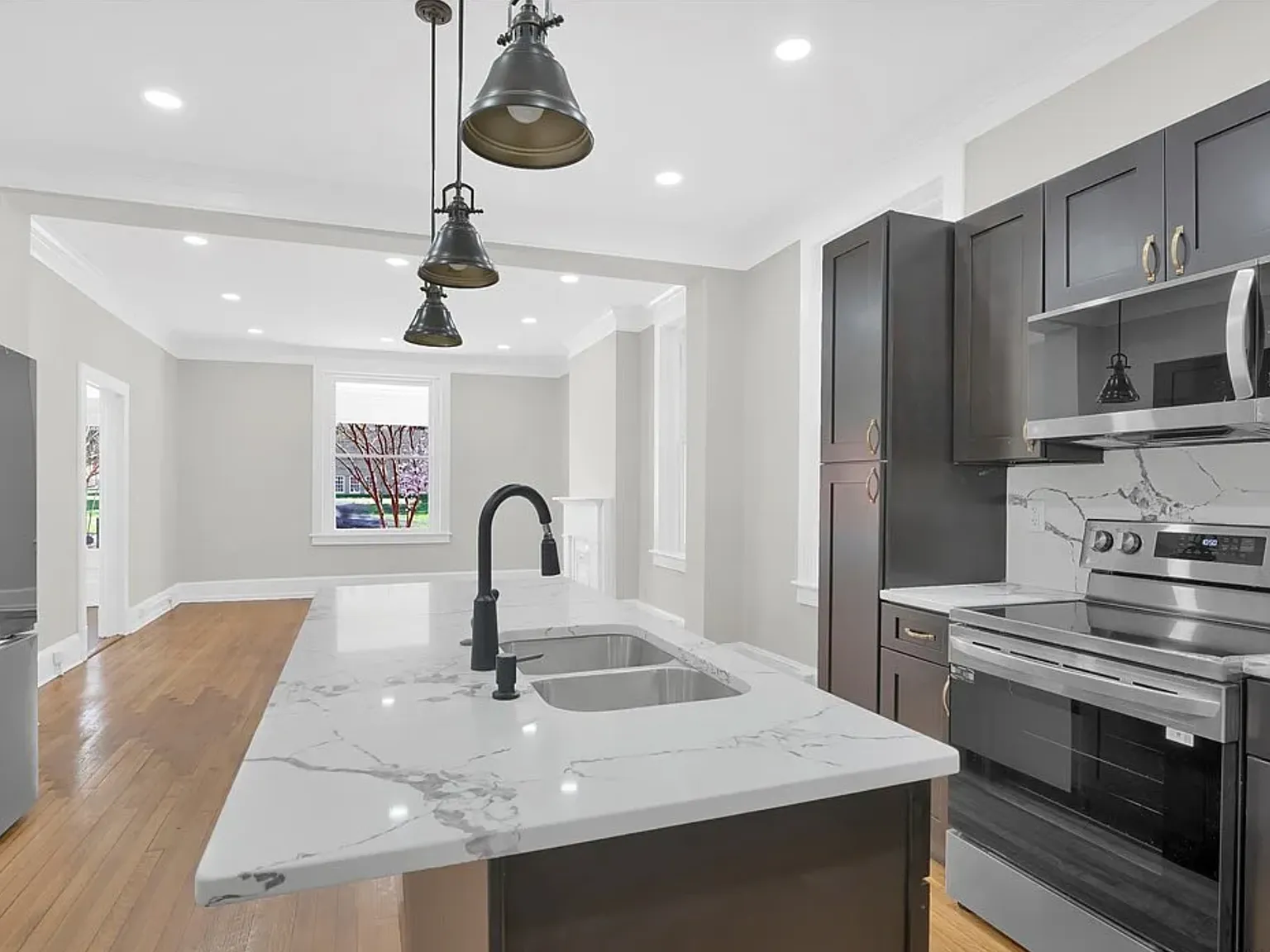 3 bed, 2.5 bath, 2134 sqft, $2,500 — Photo 4