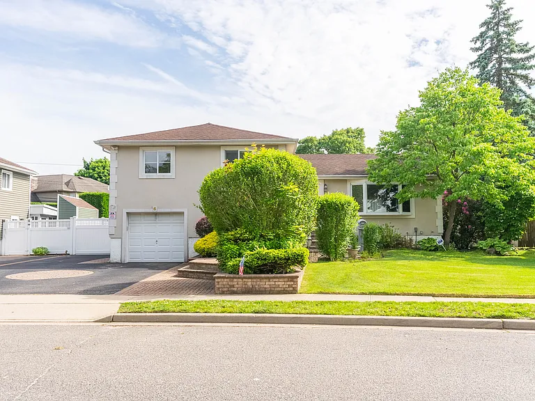 6 Manor Dr — Photo 1