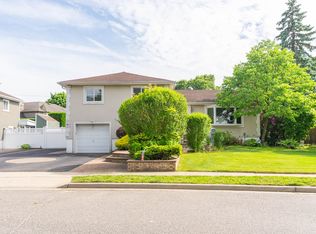 6 Manor Dr, Bethpage, NY 11714