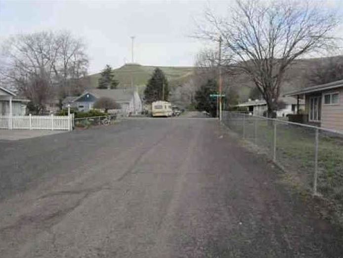 2nd image of 323 NE 41st St