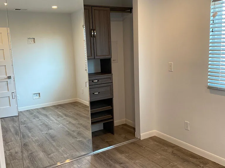 4212 Clairemont Dr — Photo 16