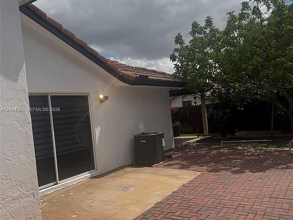 3rd image of 811 NW 133rd Ct
