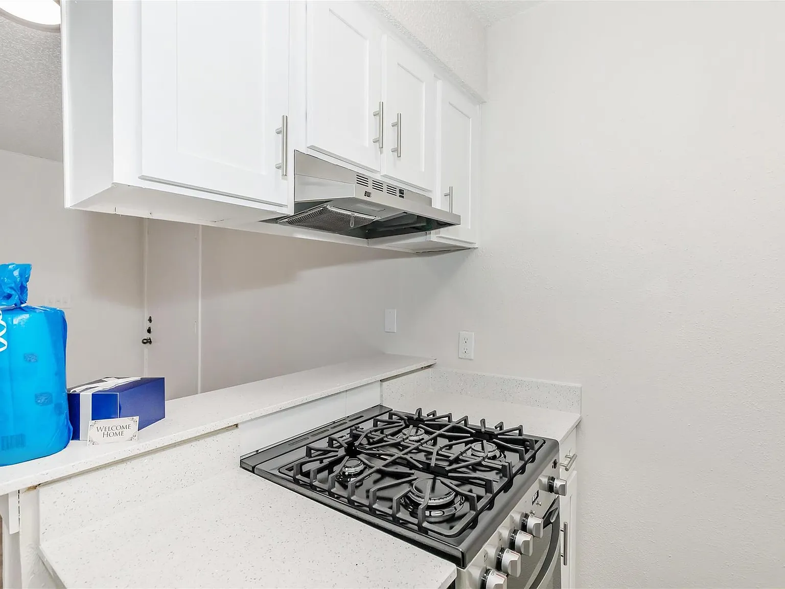 Studio, 1.0 bath, 400 sqft, $999 — Photo 2