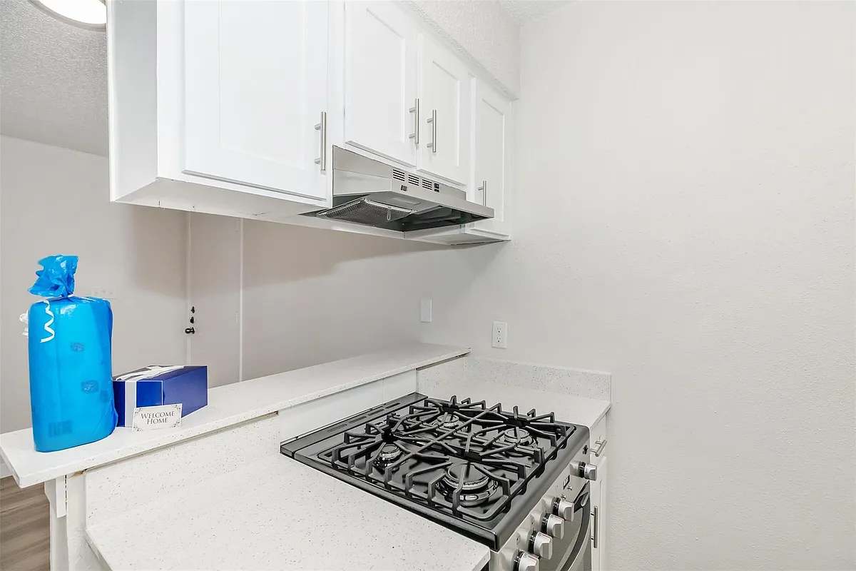 Building Photo - 4415 Avenue B #104
