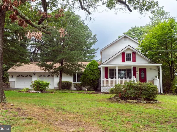 7406 Locust Dr, Hanover, MD 21076