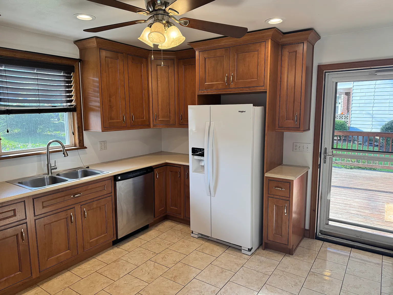 3 bed, 1.5 bath, 1300 sqft, $1,300 — Photo 4