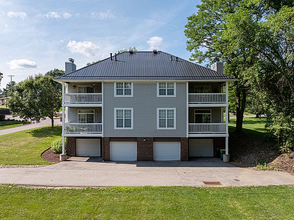 3rd image of 125 Greenwood Dr #1