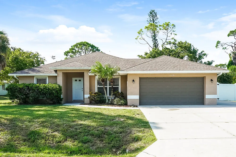 3 bed, 2.0 bath, 1303 sqft, $2,240 — Photo 1