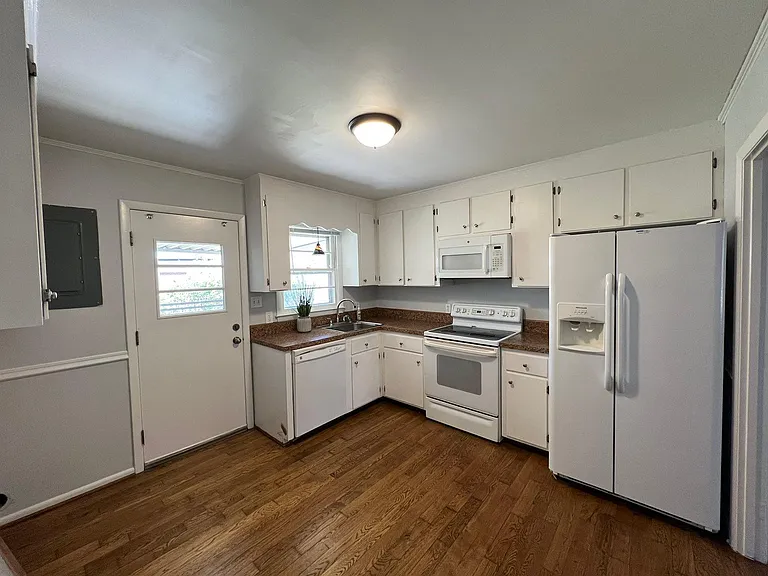 1203 James St — Photo 3