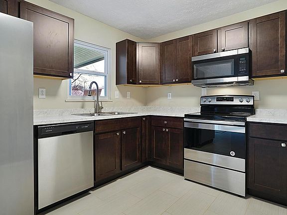 3rd image of 584 Palace Ln