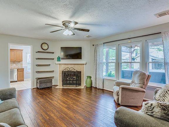 4th image of 4807 Meadowglen Dr