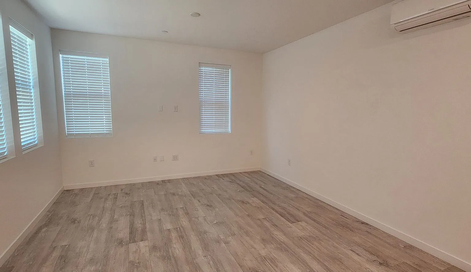 2 Bedroom 2.5 Bathroom home at the Mill on Broadway — Photo 4
