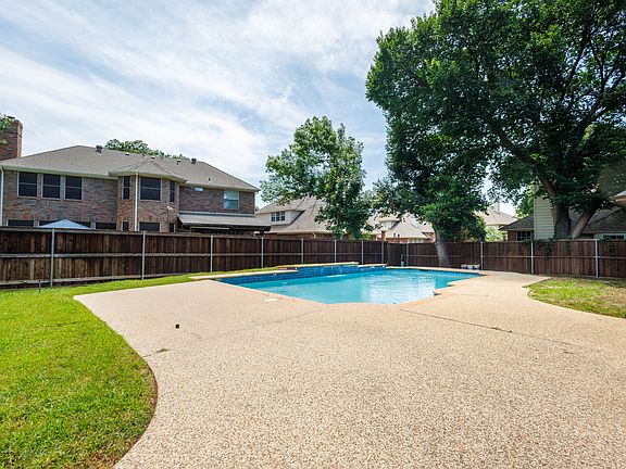 2nd image of 2816 Lakehollow Ln