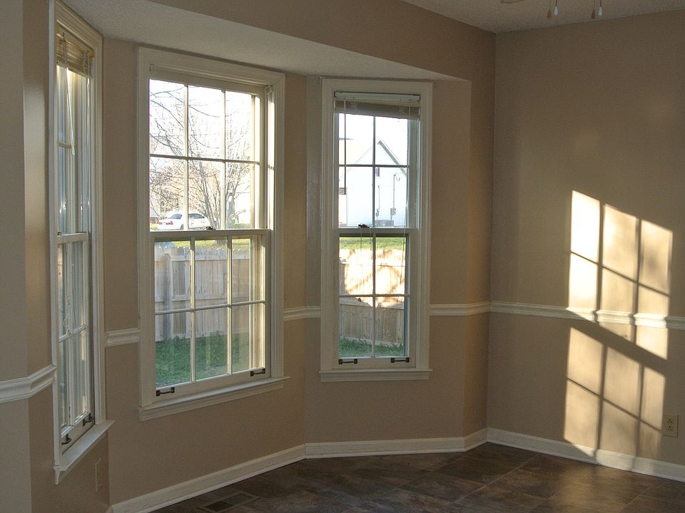 NOOK W/ VIEW OF BACK YARD