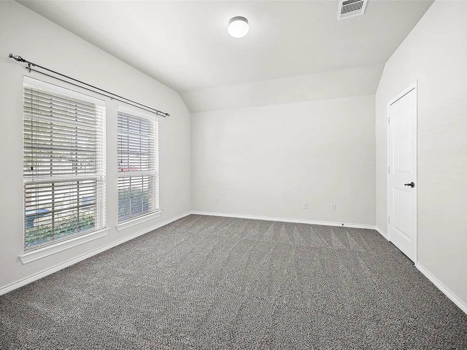 4 bed, 2136 sqft, $2,600 — Photo 3
