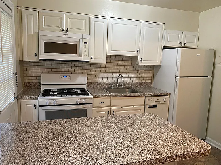 Jericho Manor Apartments — Photo 21