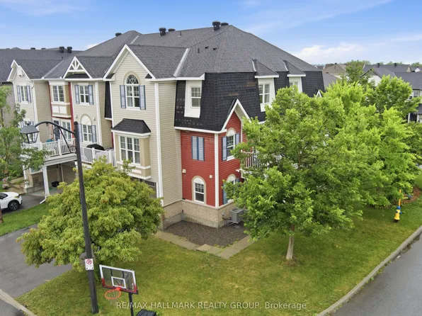 588 Foxlight Cir, Ottawa, ON K2M 0L9