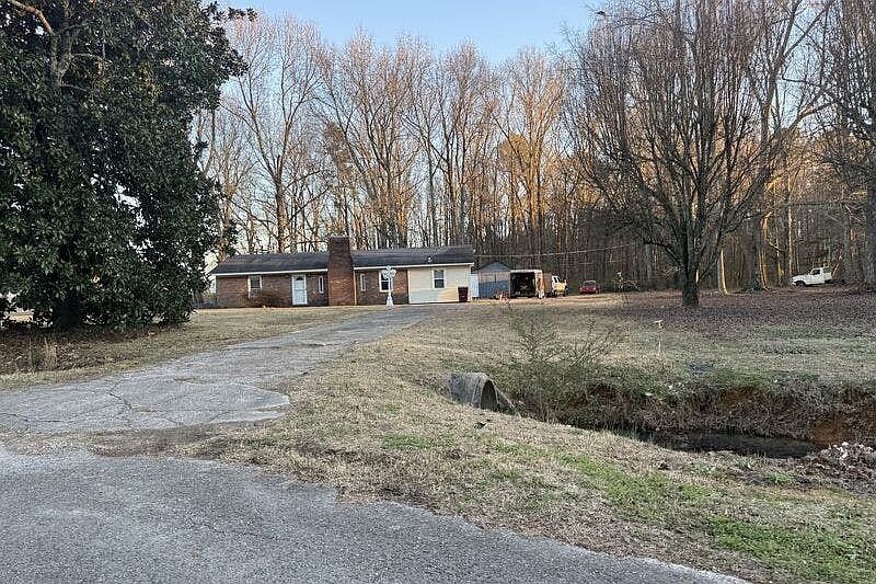 1st image of 18026 Circle Dr