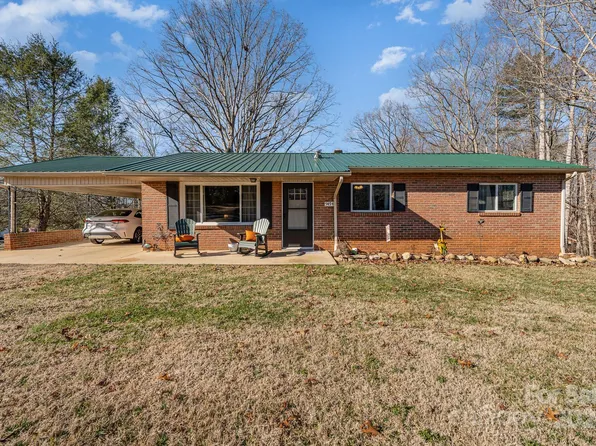 5494 Chestnut Dr, Hickory, NC 28602