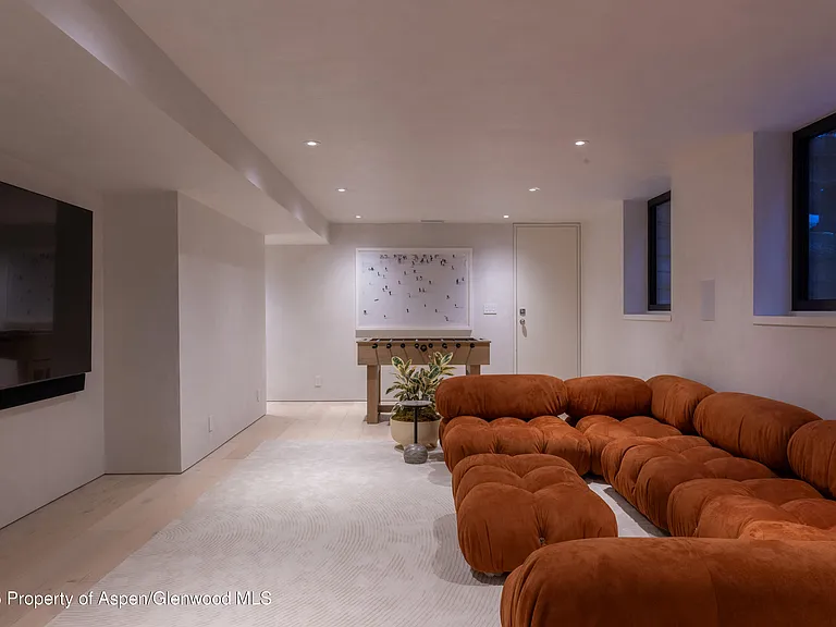 609 W Francis St — Photo 32