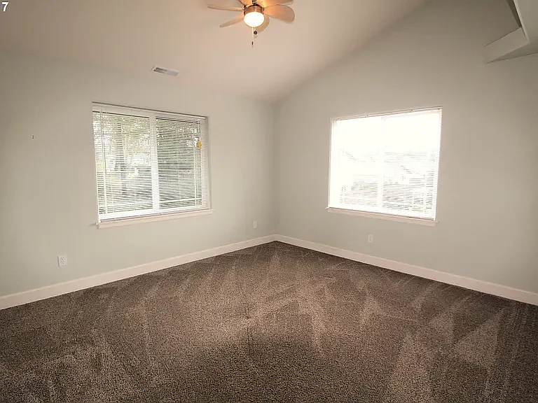 1326 Howard St — Photo 14
