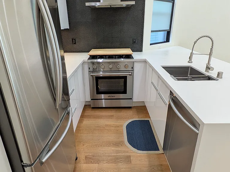51 Moss St — Photo 7
