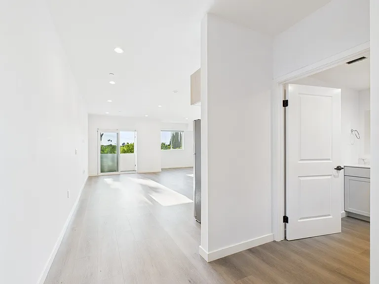 5501 Laurel Canyon Blvd — Photo 15