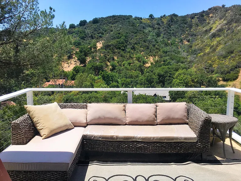 2400 Benedict Canyon Dr — Photo 37