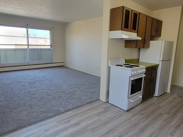 10017 106th Ave — Photo 3