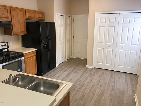 3rd image of 888 Southern Creek Dr