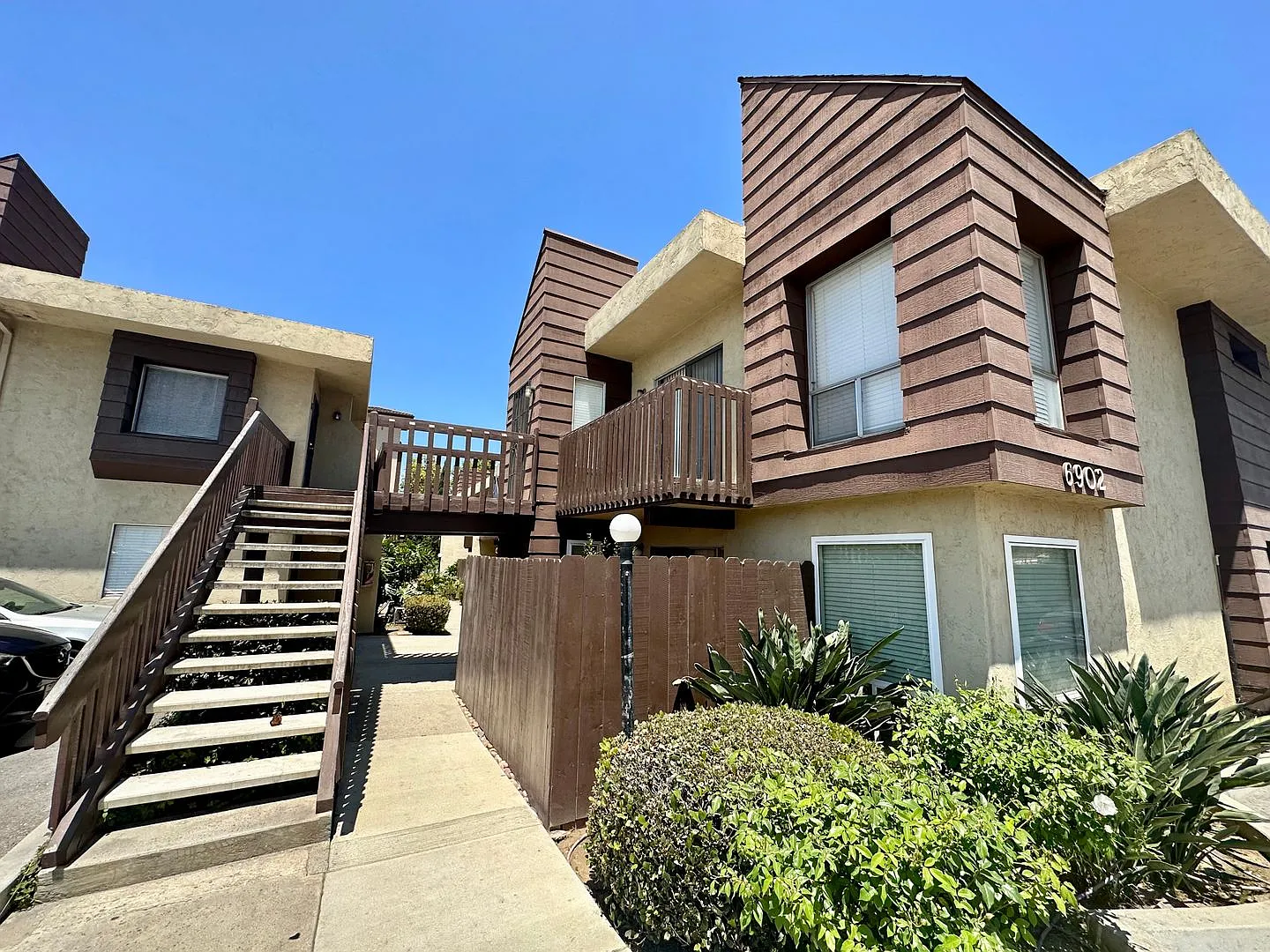 Upstairs 2 bedroom with 2 assigned parking spots! — Photo 1