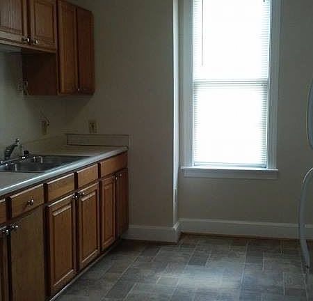 3rd image of 639 W Washington St