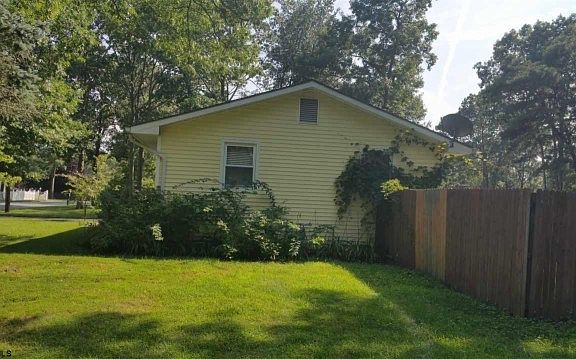 2nd image of 425 Redwood Ave