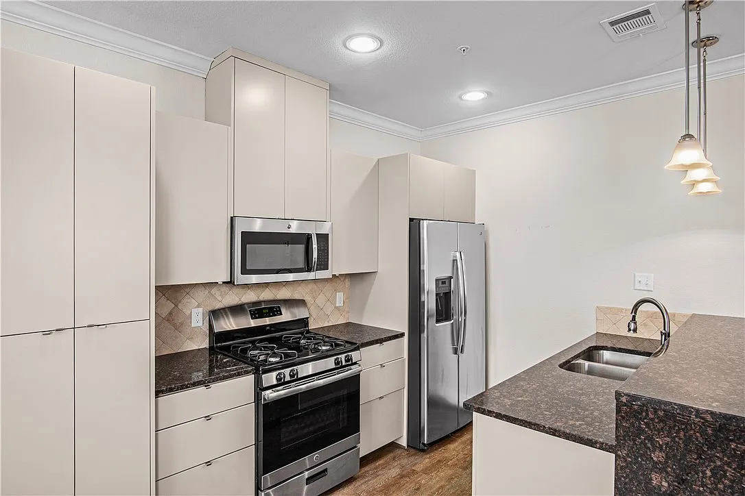 1 bed, 940 sqft, $1,200 — Photo 4