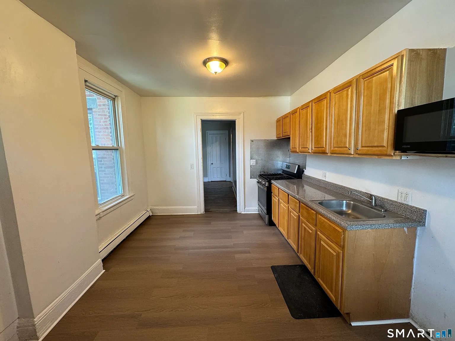 4 bed, 1.5 bath, 1940 sqft, $2,400 — Photo 3