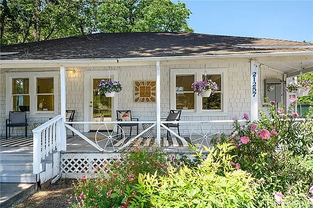21257 Calistoga St photo 1