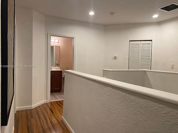 3rd image of 657 SE 31st Ave #0