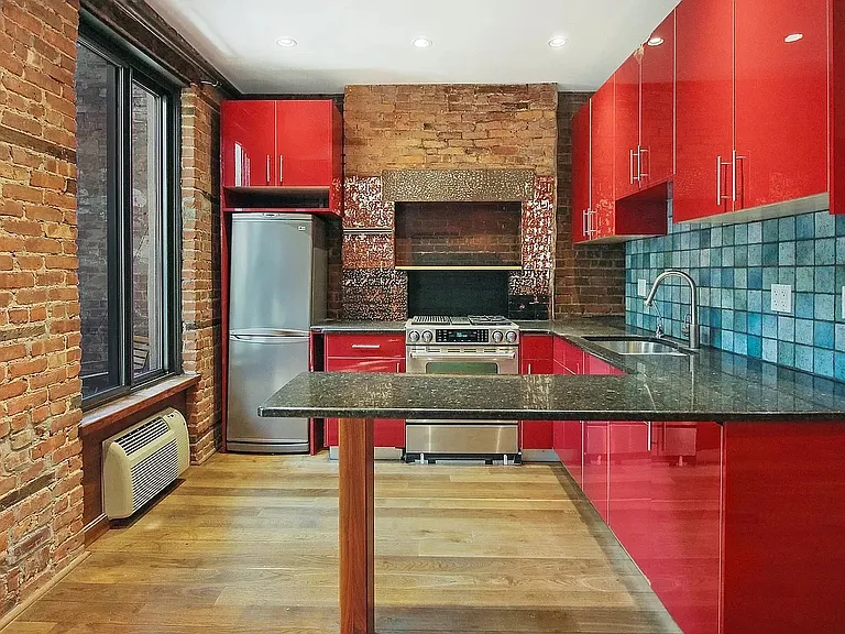 276 E 10th St #B — Photo 3