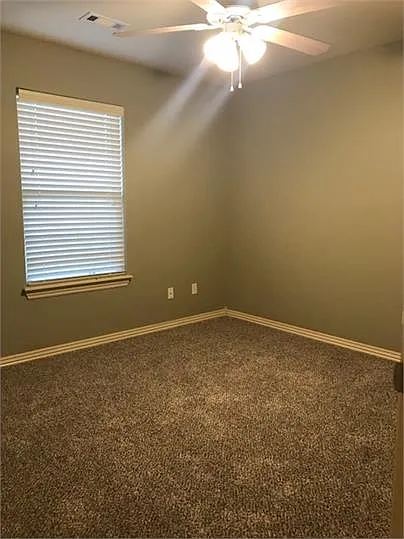 824 Oakwood Ct — Photo 17