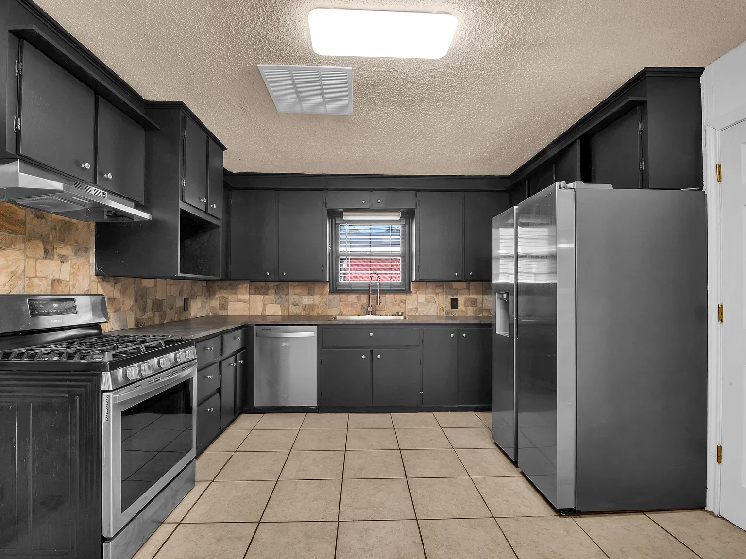 3905 Dakota Trl — Photo 4
