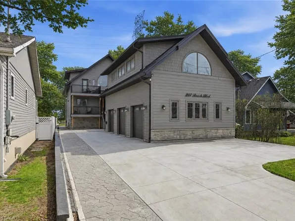 207 Beach Blvd, Hamilton, ON L8H 6V8
